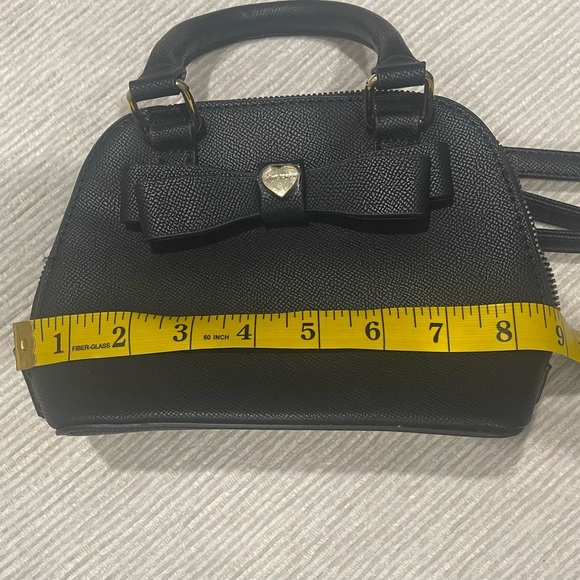 Betsy Johnson Black Crossbody
Floral Pattern Lining
Adorable purse
New No Tags - Picture 8 of 13